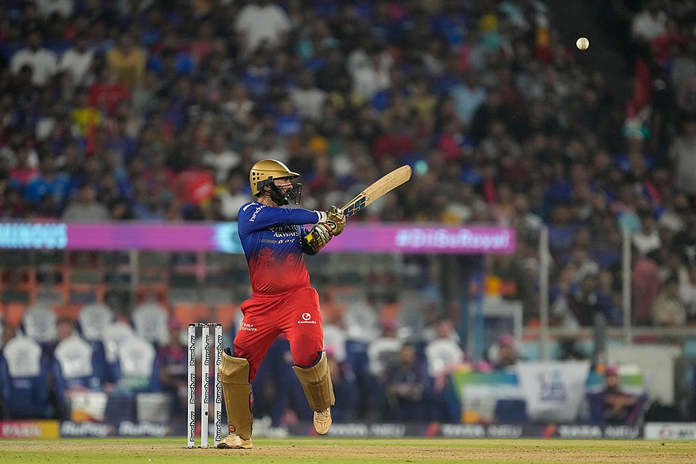 | Photo: AP/Ajit Solanki : Dinesh Karthik plays a shot